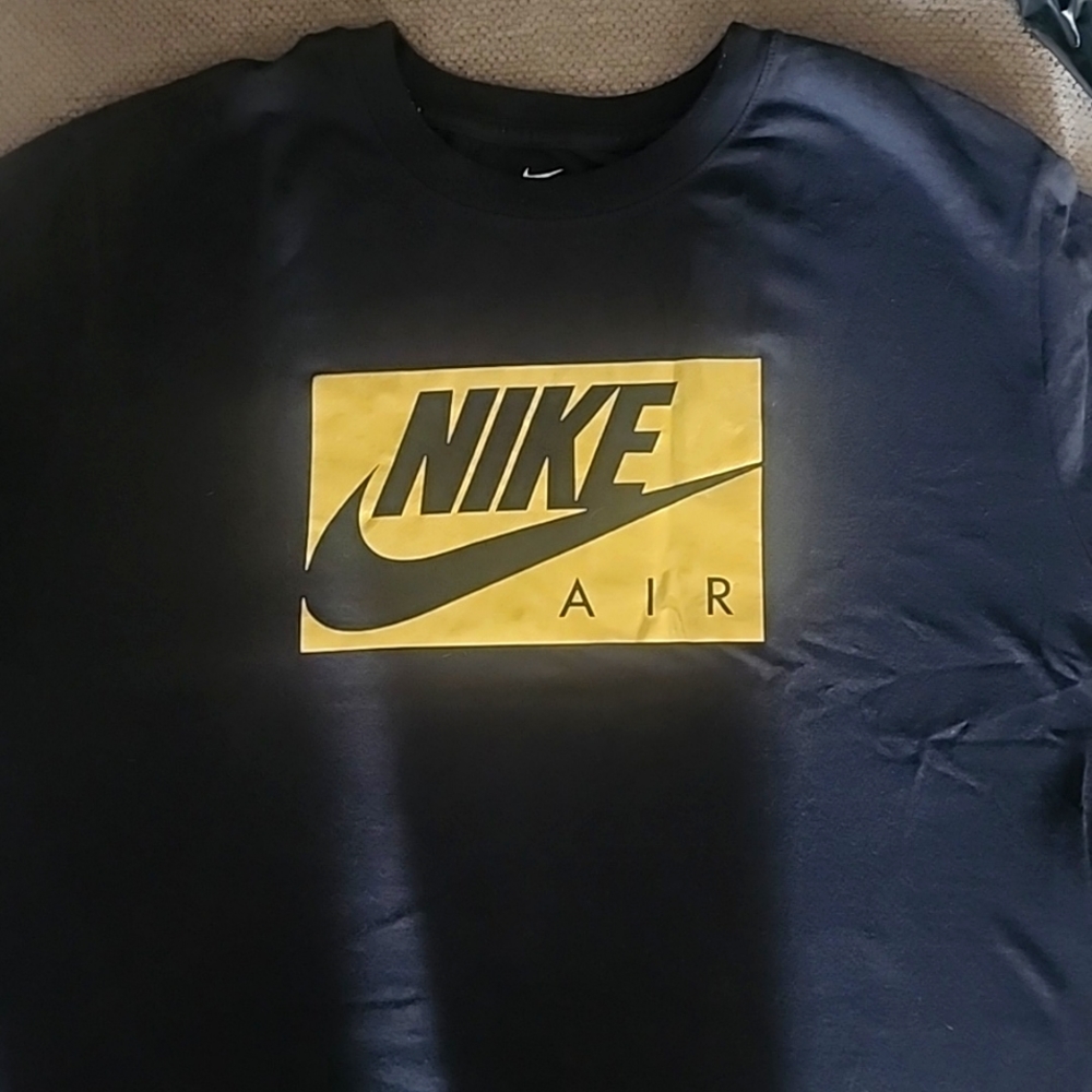 Xl black and gold Nike t shirt